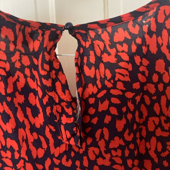 Short sleeve blouse with red pattern.  Size 1X - Picture 3 of 5